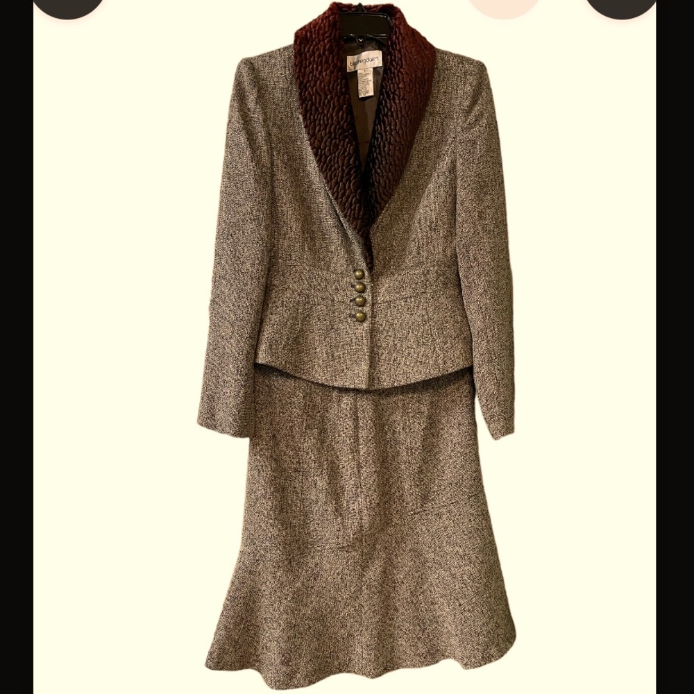 Bloomingdale’s elegant brown tweed skirt suit excellent 6P. Removable collar